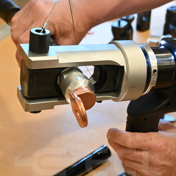 ECL 18T Battery Crimper in use
